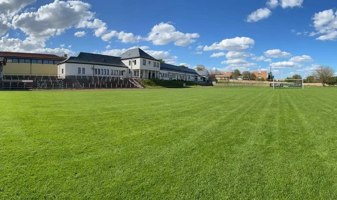 Befejeződött a „Kórház utcai sportpálya felújítása Mohácson” elnevezésű projekt megvalósítása.